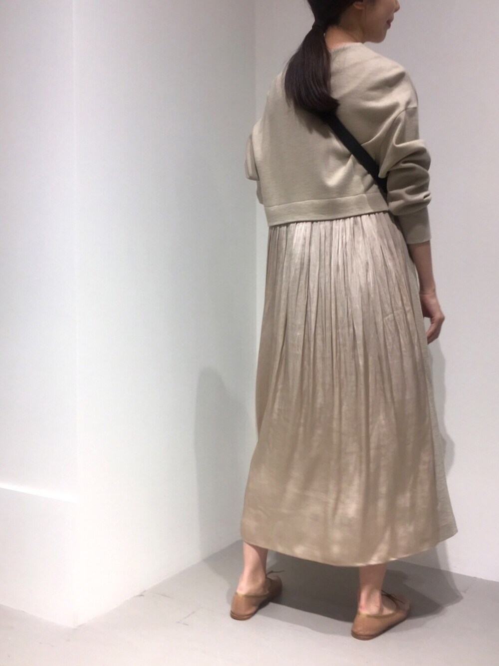 「秋冬コーデ、ゆるコーデ、オトナカジュアル、秋コーデ、ベージュ、ワンピース、GARAGE OF GOOD CLOTHING、バレエシューズ、プリーツスカート、大人コーデ」｜「SPELTAのアイテム（シューズ、ベージュ系）」を使った、renapinmaruさん（レディース・162cm）の秋コーディネートの1枚目の写真