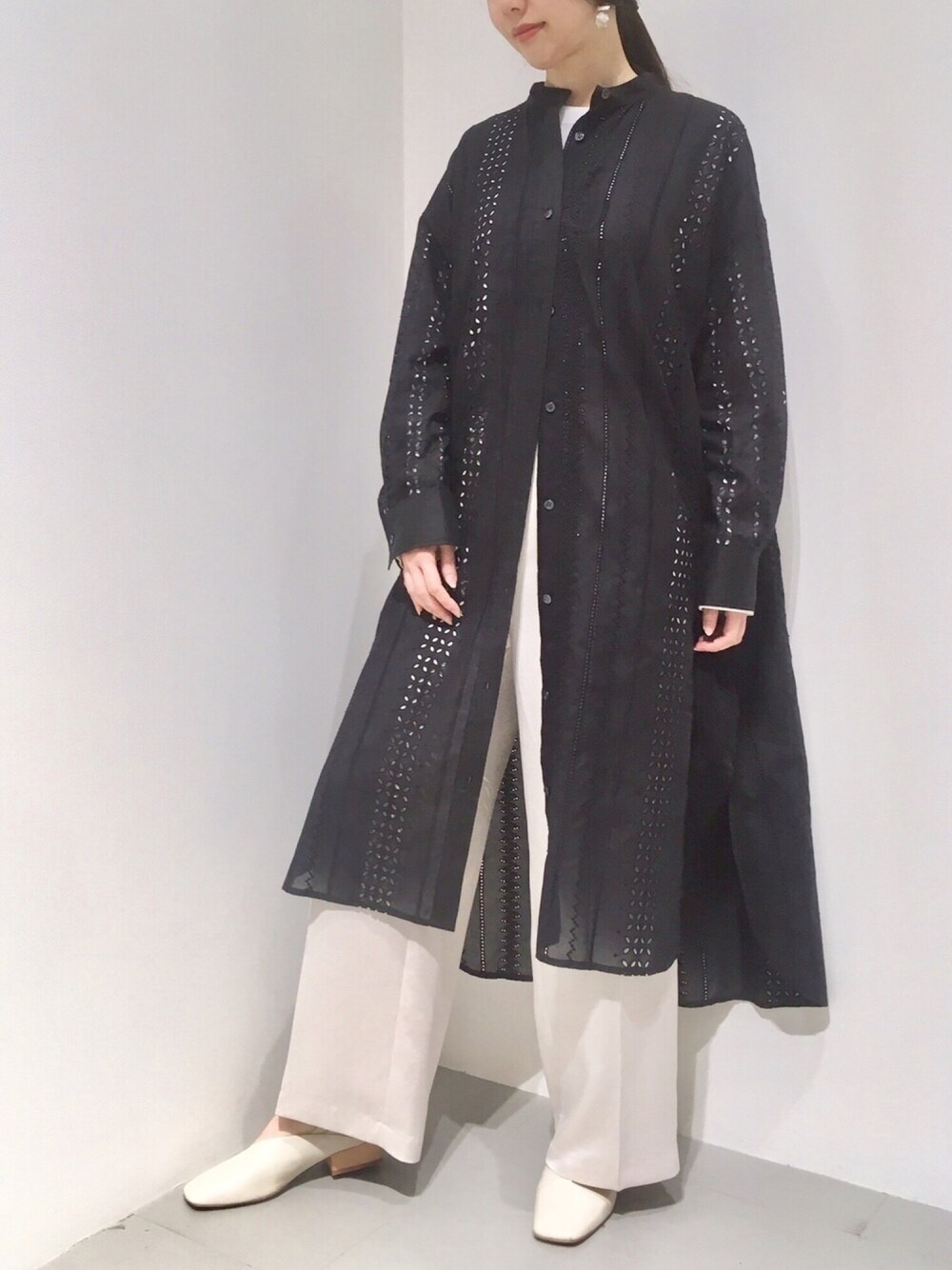 「GARAGE OF GOOD CLOTHING、春コーデ、ホワイトパンツ、大人カジュアル、黒、刺繍、シャツワンピ、レイヤードスタイル、spring、サテンパンツ」｜「GARAGE OF GOOD CLOTHINGのレース切り替えワンピース（ワンピース/ドレス、ブラック系）」を使った、renapinmaruさん（レディース・162cm）の冬コーディネートの1枚目の写真
