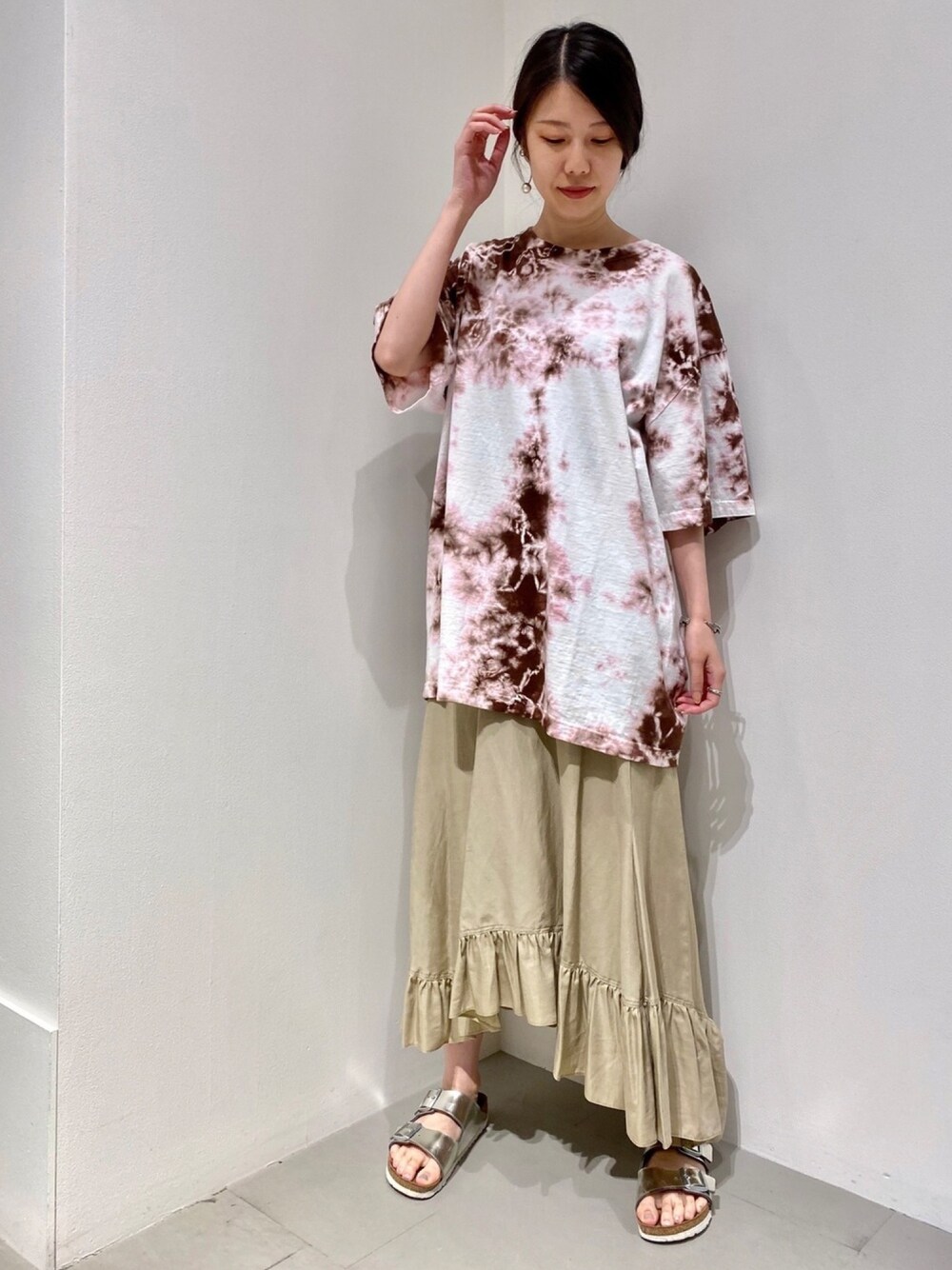 「GARAGE OF GOOD CLOTHING、タイダイ柄、ビッグT、フレアスカート、ベージュ、カジュアルコーデ、シンプルコーデ、ワントーンコーデ、ゆるコーデ、birkenstock」｜「GOOD ROCK SPEEDのアイテム（Tシャツ/カットソー、ブラウン系）」を使った、renapinmaruさん（レディース・162cm）の夏コーディネートの1枚目の写真