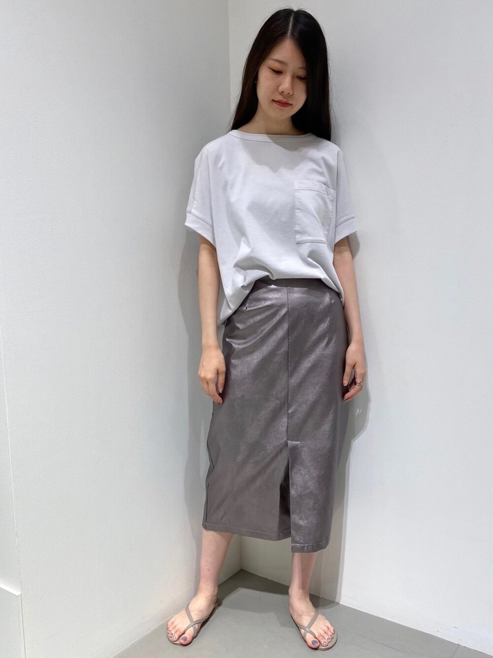 「GARAGE OF GOOD CLOTHING、グレー、Tシャツ、メタリック、タイトスカート、トングサンダル、サンダル、グレージュ、韓国ファッション、ラクチンコーデ」｜「GARAGE OF GOOD CLOTHINGのヴィンテージレアルツイストプルオーバー　＊（Tシャツ/カットソー、グレー系）」を使った、renapinmaruさん（レディース・162cm）の夏コーディネートの1枚目の写真