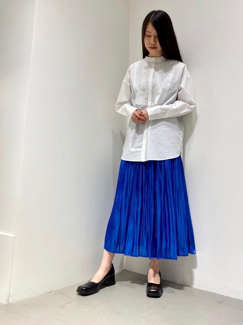 「GARAGE OF GOOD CLOTHING、MAISONEUREKA、秋のコーデ、プリーツスカート、ブルー、ブルー x ホワイト、シャツスタイル、シャツ、秋服準備はじめました、秋服」｜「GARAGE OF GOOD CLOTHINGのピンタックブラウス　＊＊（シャツ/ブラウス、ホワイト系）」を使った、renapinmaruさん（レディース・162cm）の秋コーディネートの1枚目の写真