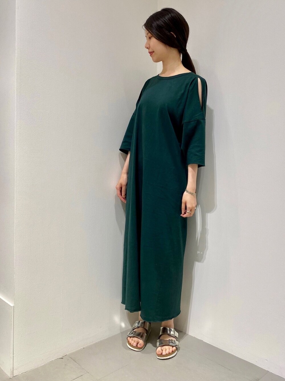 「GARAGE OF GOOD CLOTHING、birkenstock、ワンピース、モスグリーン、グリーン、秋コーデ、シンプル、ゆるコーデ、きれいめカジュアル、大人カジュアル」｜「GARAGE OF GOOD CLOTHINGの肩開きロングワンピース　＊（ワンピース、グリーン系）」を使った、renapinmaruさん（レディース・162cm）の秋コーディネートの1枚目の写真