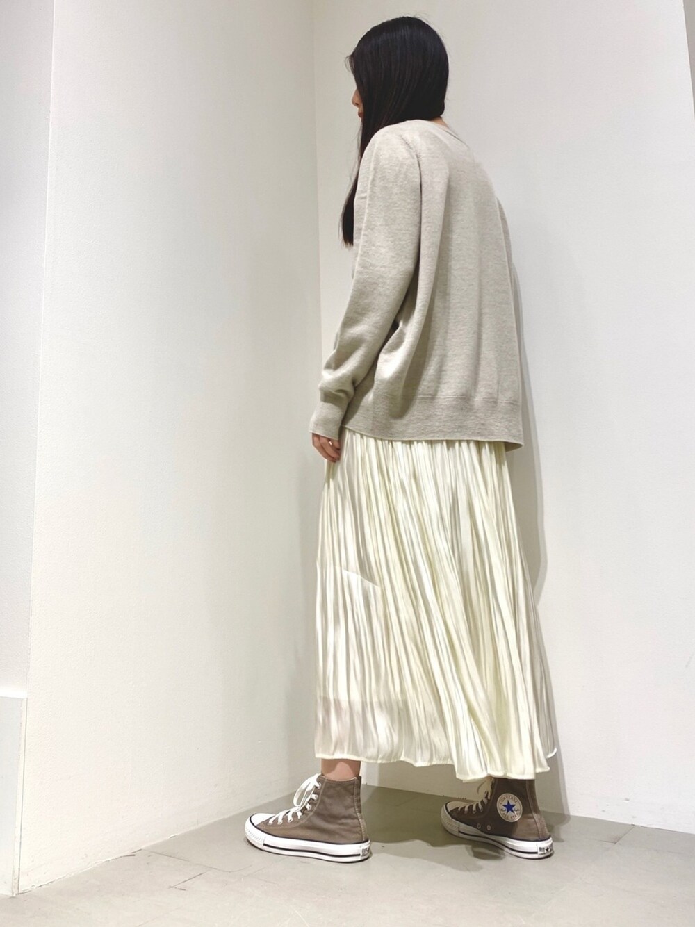 「GARAGE OF GOOD CLOTHING、ニット、プリーツスカート、くすみカラー、ベージュコーデ、ワントーンコーデ、converse、コンバース、大人コーデ、スニーカーコーデ」｜「GARAGE OF GOOD CLOTHINGのクルーネックプルオーバー　＊（ニット/セーター、ベージュ系）」を使った、renapinmaruさん（レディース・162cm）の冬コーディネートの1枚目の写真