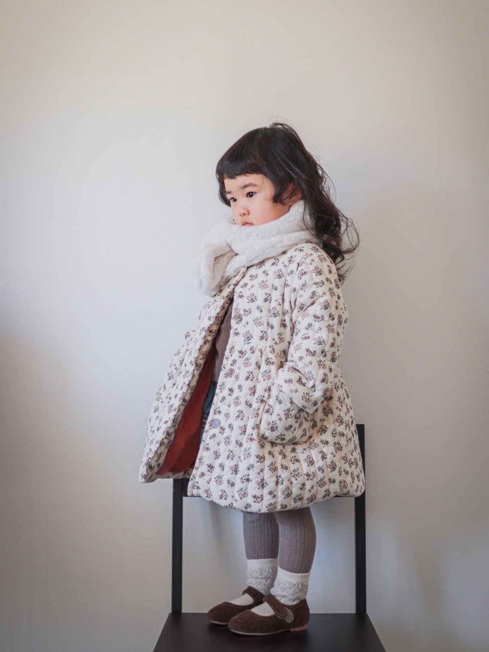 「エーライン、花柄、ガーリー、キッズコーデ、おしゃれさんと繋がりたい、むすめ服、プチプラ」｜「Birthdayのアイテム（マフラー、ホワイト系）」を使った、𝐅𝐔𝐔𝐀さん（キッズ・90cm）の冬コーディネートの1枚目の写真