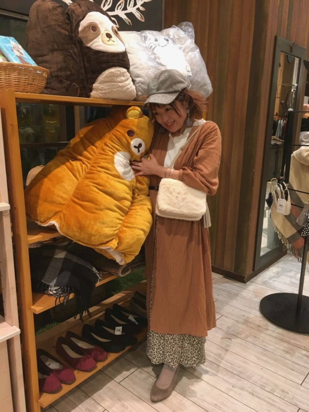 「冬、あったかい、アニマル、犬、ネコ、キッズ」｜「SHOO・LA・RUEの◆あったかロールクッション(ナマケモノ)（クッション/クッションカバー、ブラウン系）」を使った、Miikoさん（レディース・149cm）の冬コーディネートの1枚目の写真