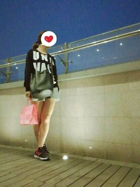 「adidas（アディダス）のアイテム（スニーカー、ブラック系）」を使った、胡酥心さん（レディース・165cm）の冬コーディネート