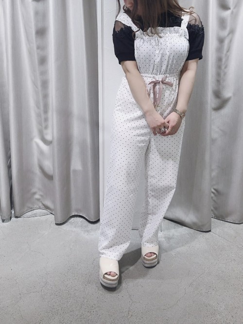 「サロペット、153cm、低身長コーデ、ナイスクラップ、NICECLAUP」｜「one after another NICE CLAUPの肩あき半袖ニット（ニット/セーター、ブラック系）」を使った、momokoさん（レディース・153cm）の春コーディネートの1枚目の写真