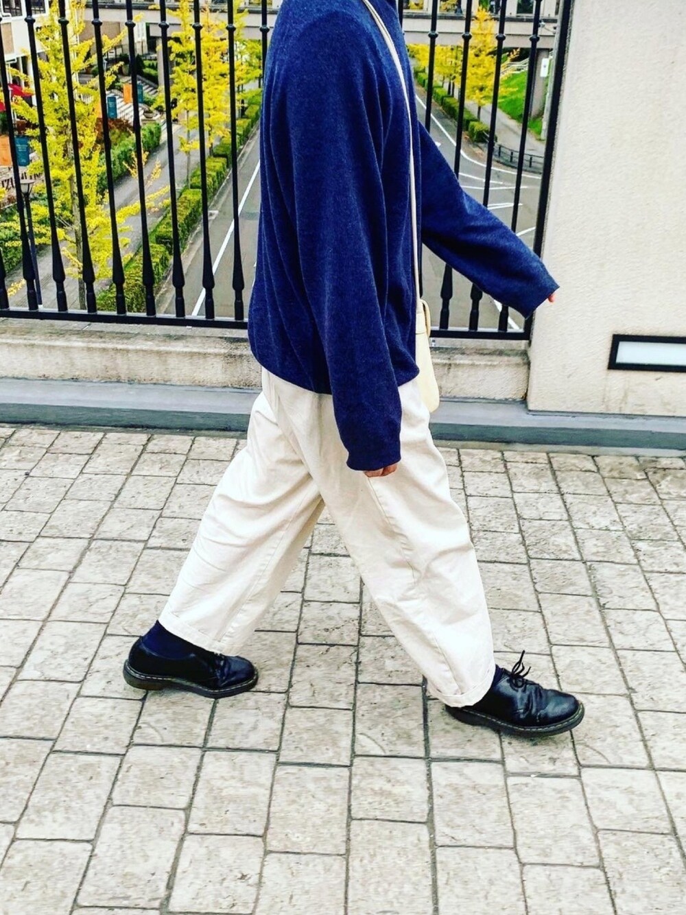 「used、vintage、無印良品、MUJI、ワイドパンツ、タートルネックニット、サコッシュ、ニット、ブルー、ホワイト」｜「Eddie Bauerのアイテム（ニット/セーター、ブルー系）」を使った、おっくんさん（メンズ・165cm）の秋コーディネートの1枚目の写真