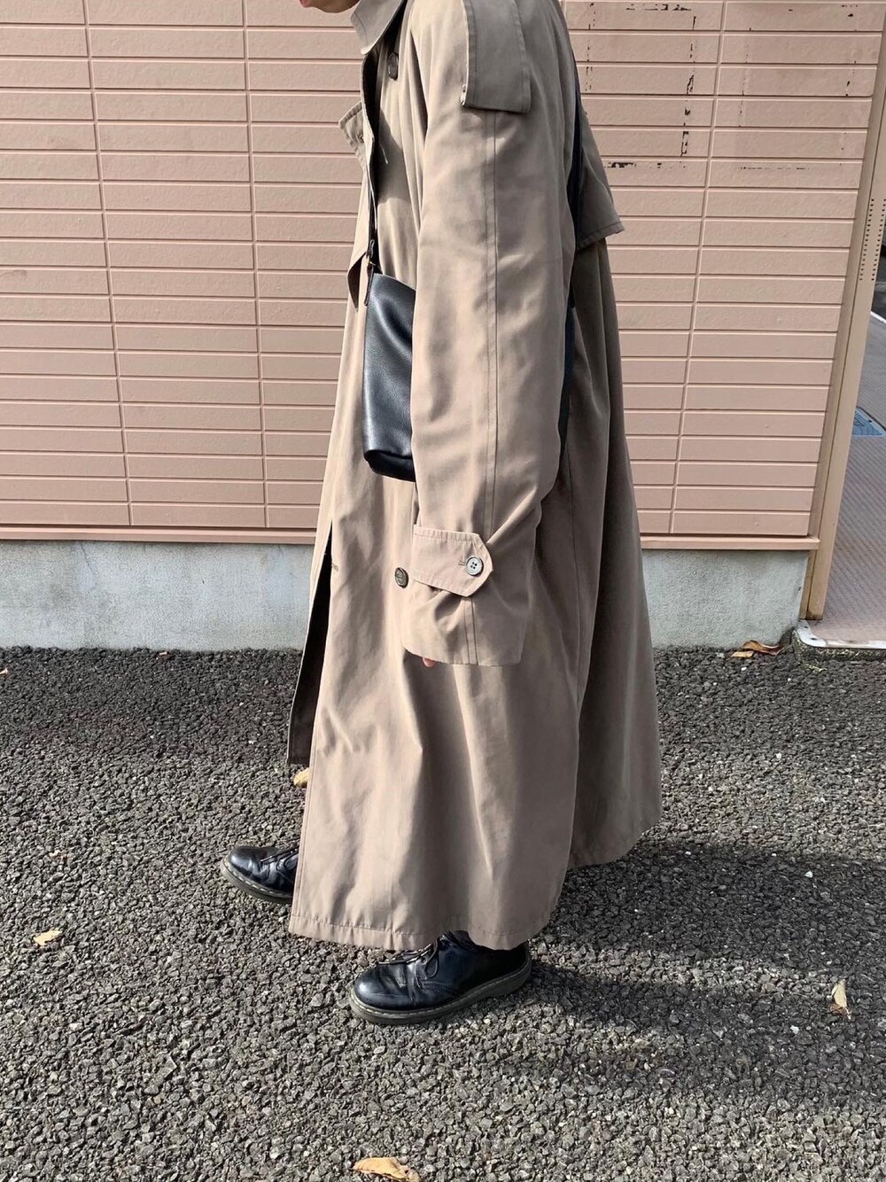 「トレンチコート、ブーツ、グレージュ、ベージュ、サコッシュ、キレイめ、レザー」｜「Dr. Martensのアイテム（ブーツ、ブラック系）」を使った、おっくんさん（メンズ・165cm）の秋コーディネートの1枚目の写真