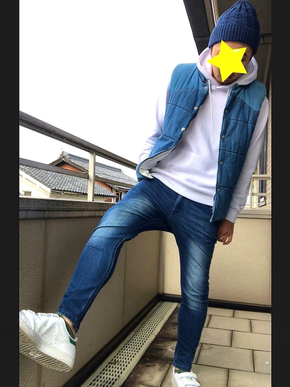 ブルー系のデニムパンツ、ホワイト系のパーカー、ホワイト系のスニーカーを着用したメンズの秋コーディネートの1枚目の写真