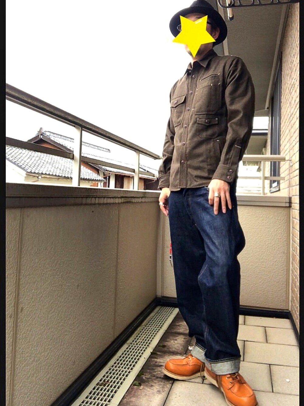 ブラウン系のシャツ/ブラウス、ブルー系のデニムパンツ、ゴールド系のブーツを着用したメンズの秋コーディネートの1枚目の写真
