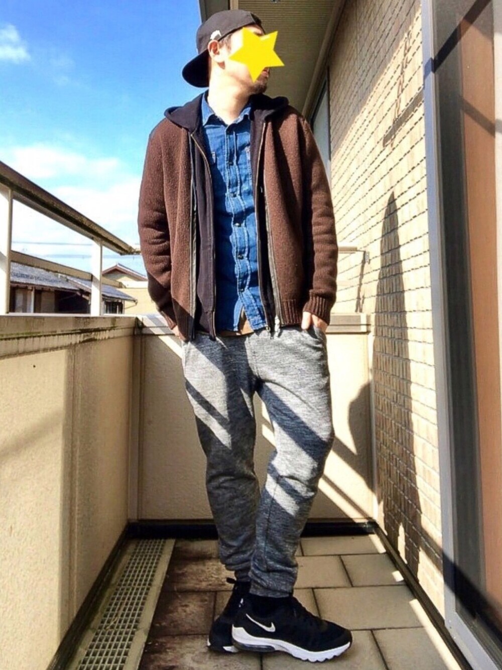 グリーン系のTシャツ/カットソー、ブラウン系のブルゾン、ブルー系のシャツ/ブラウスを着用したメンズの冬コーディネートの1枚目の写真