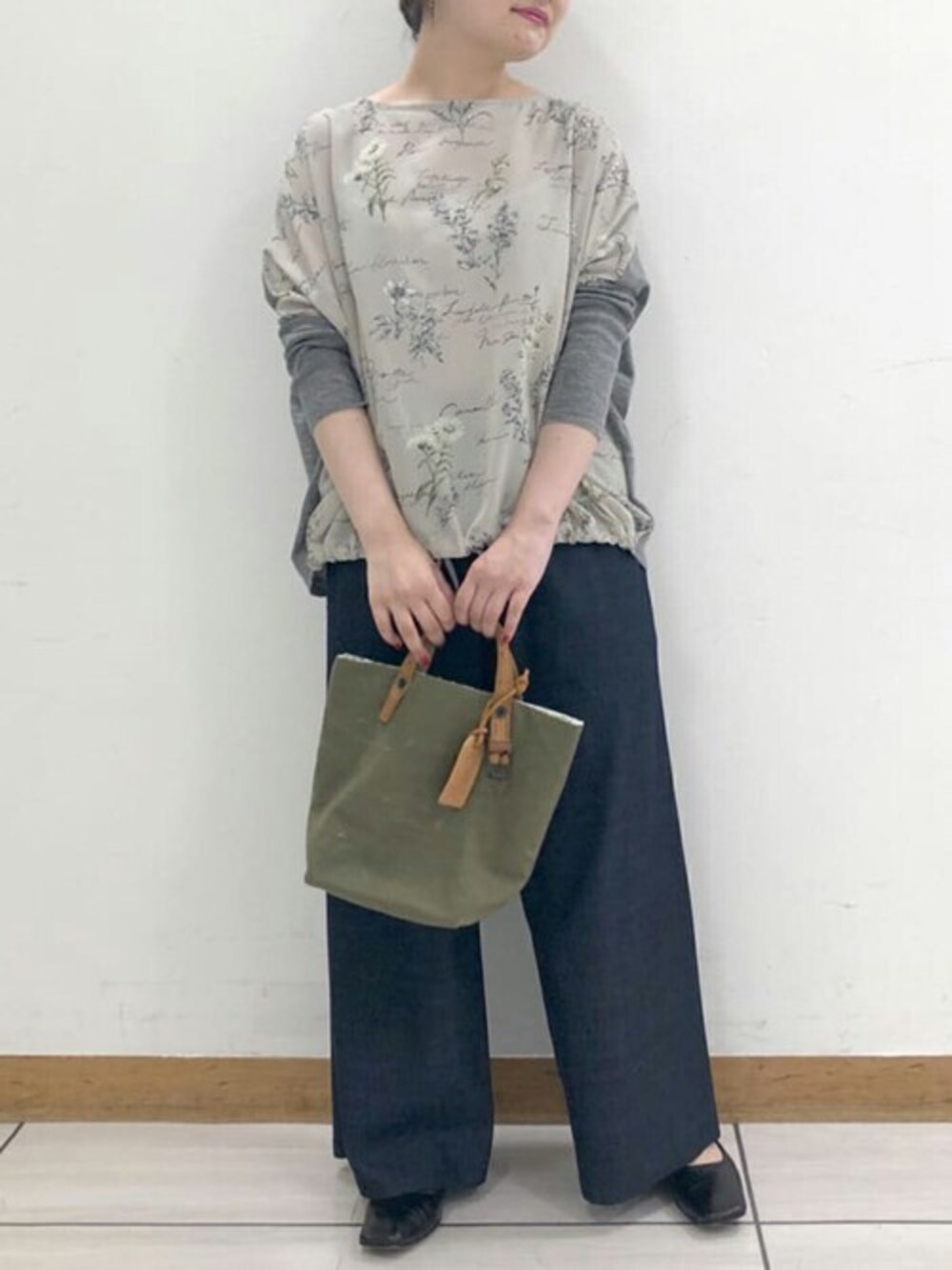 BEARDSLEY（ビアズリー）の「フロント花プリントニット（ニット