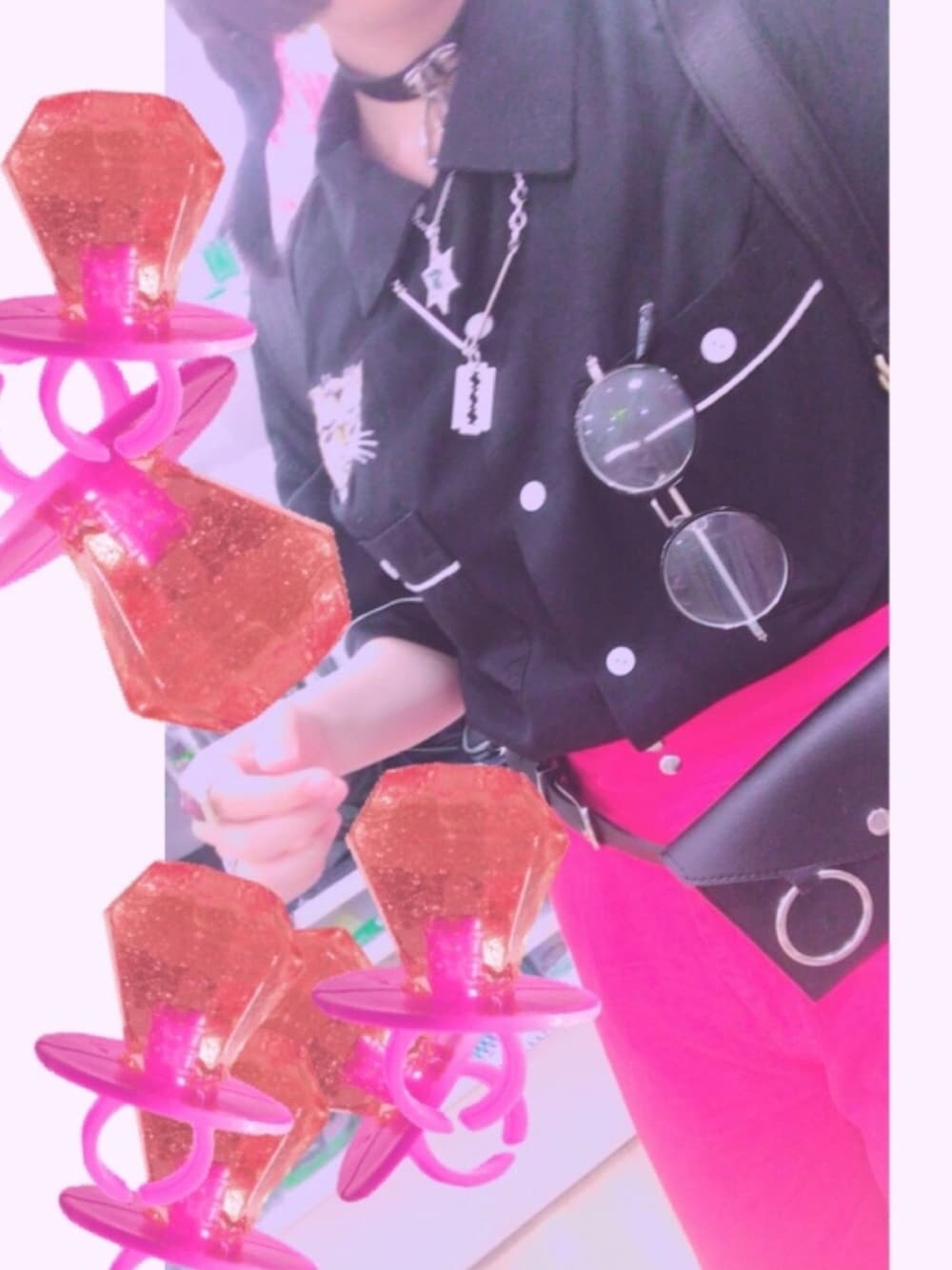 「半袖シャツ、赤、赤パンツ、ベルト、シルバーアクセサリー、ストリート、今日のコーデ、おしゃれさんと繋がりたい、丸メガネ、派手」｜「Right-onのアイテム（シャツ/ブラウス、ブラック系）」を使った、のぴ🐼さん（レディース・150cm）の夏コーディネートの1枚目の写真
