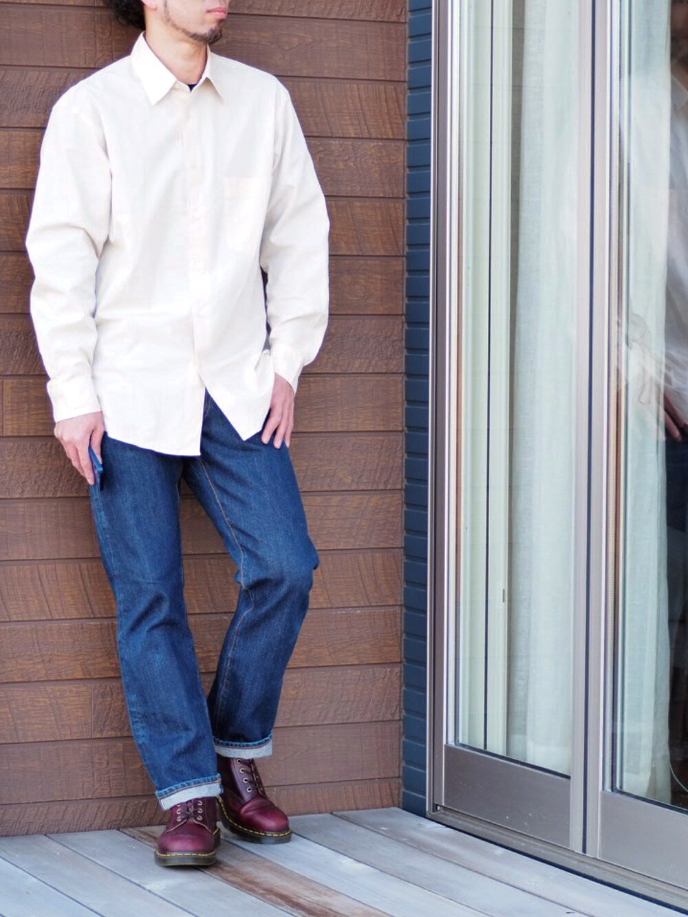 ホワイト系のシャツ/ブラウス、ブルー系のデニムパンツ、レッド系のブーツを着用したメンズの冬コーディネートの1枚目の写真