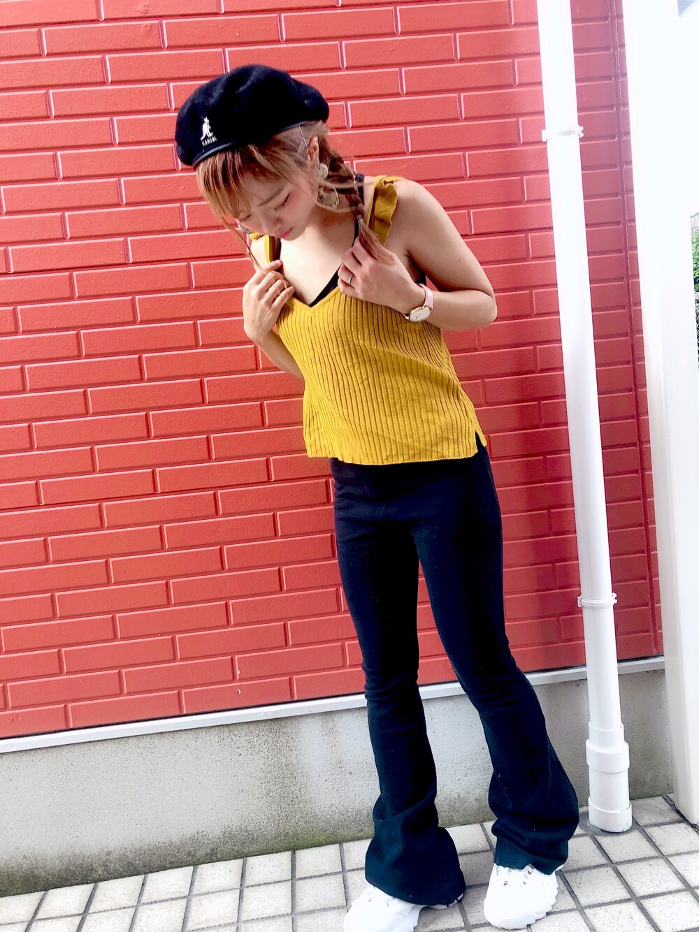 ブラック系のその他パンツ、ホワイト系のスニーカー、ブラック系のハンチング/ベレー帽を着用したレディースの秋コーディネートの1枚目の写真