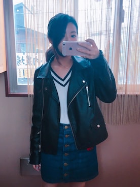 「ラインニット」｜「アイテム（ライダースジャケット）」を使った、YUI さん（レディース・156cm）の春コーディネート