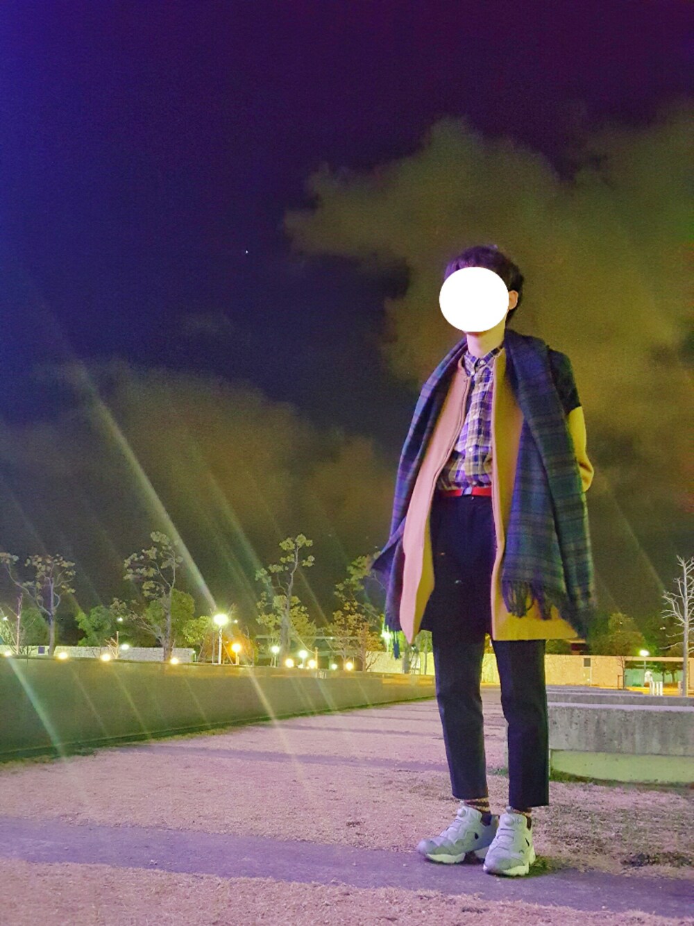 イエロー系のその他アウター、パープル系のシャツ/ブラウス、ブラック系のバックパック/リュックを着用したメンズの冬コーディネートの1枚目の写真