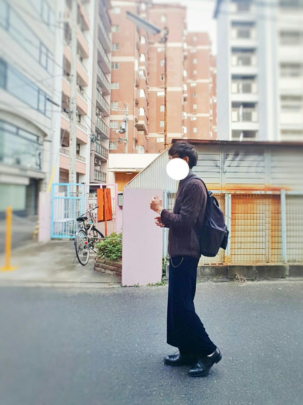 「カジュアルコーデ、ラフ、シンプル、ベロア、白靴下、革靴、RAGEBLUE、Daniel Wellington、大人数でカラオケ行くと何歌っていいか分からないマン、おーはしレコード」｜「RAGEBLUEのアルパカ混ケーブルニットクルー/729128（ニット/セーター、ブラウン系）」を使った、おーはしくんさん（メンズ・173cm）の春コーディネートの1枚目の写真