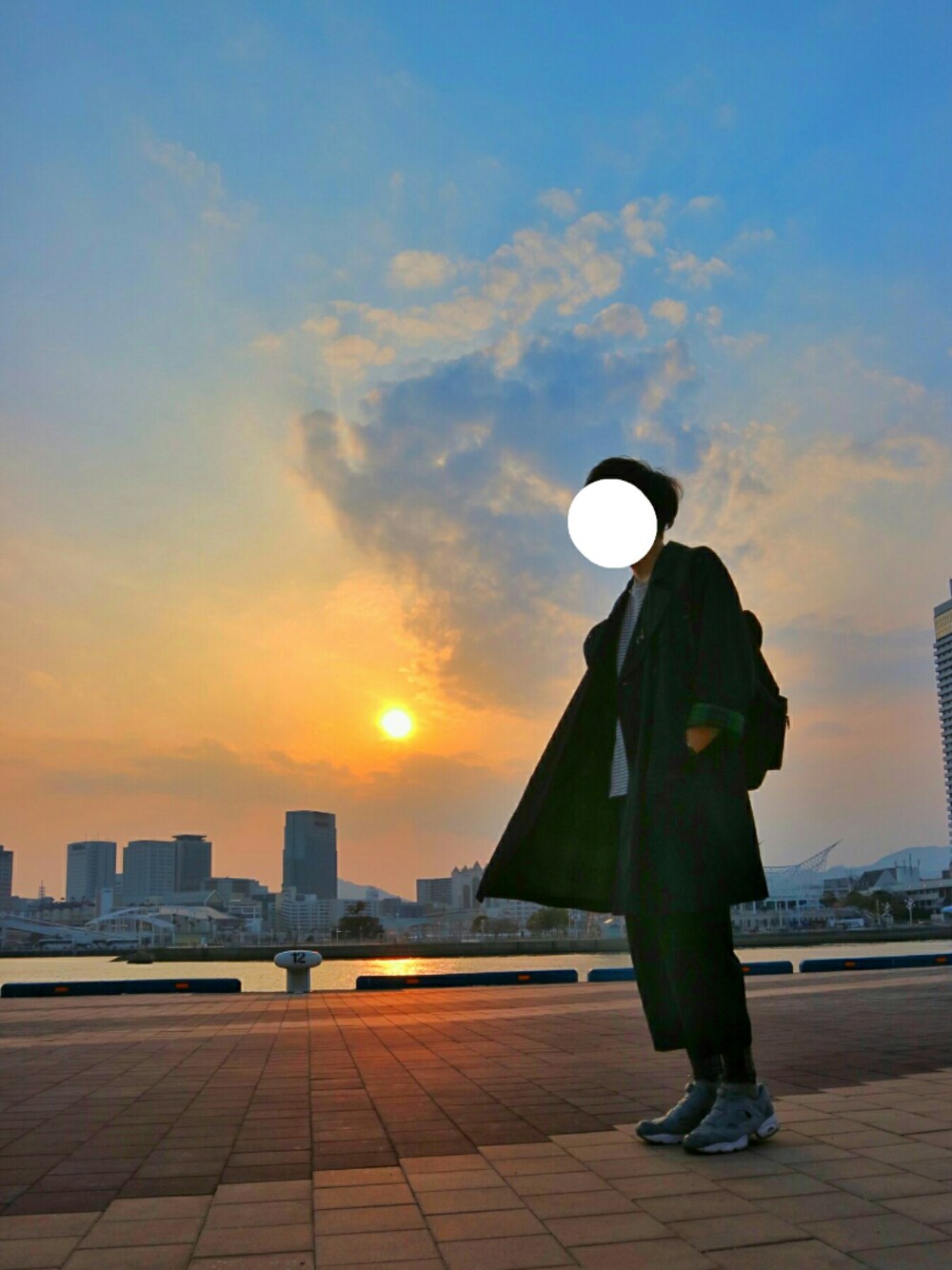 「カジュアルコーデ、休日スタイル、トレンチコート、ポンプフューリー、おしゃれさんと繋がりたい、フォロワー様、その他の皆様、いつもありがとうございます、これからもよろしくお願いします、社畜の休日、おーはしレコード」｜「LACOSTEのコットン ピケ ボーダーTシャツ （長袖）（Tシャツ/カットソー、グレー系）」を使った、おーはしくんさん（メンズ・173cm）の春コーディネートの1枚目の写真