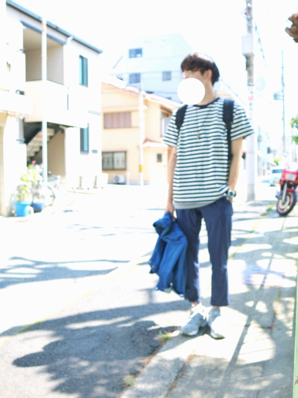 ホワイト系のTシャツ/カットソー、ブラック系のバックパック/リュック、ブルー系のその他パンツを着用したメンズの春コーディネートの1枚目の写真