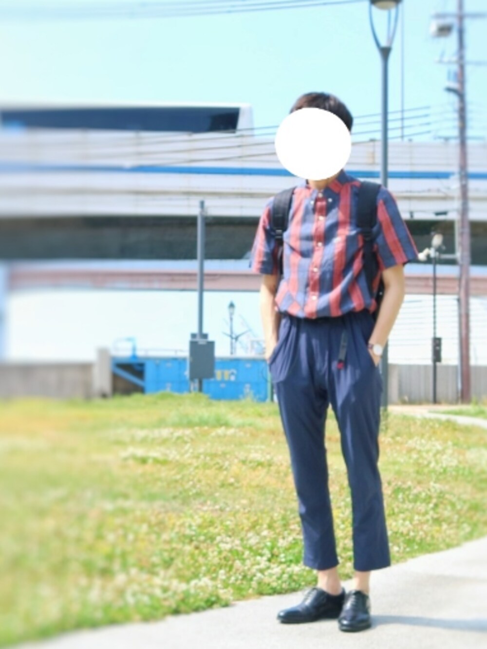 「夏、シンプル、タックイン、Daniel Wellington、GRAMICCI、LACOSTEL!VE、革靴、靴下はいてるよ、社畜の休日、おーはしレコード」｜「GramicciのGramicci×URiD　別注NYLON STRETCH PANTS（その他パンツ、ブルー系）」を使った、おーはしくんさん（メンズ・173cm）の春コーディネートの1枚目の写真