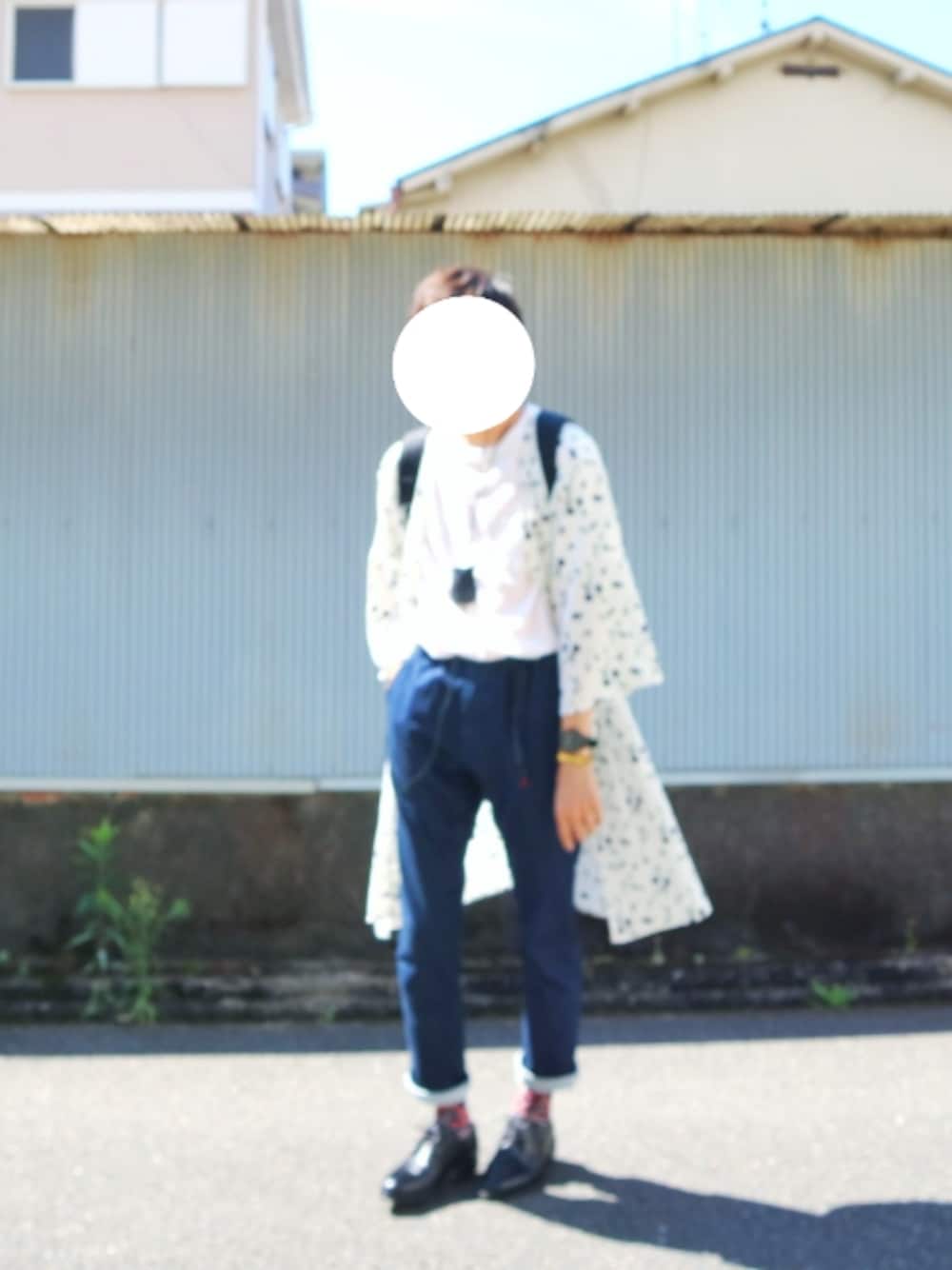 「夏、ガウン、デニム、革靴、靴下が派手、KOMONO.、ピンぼけ、BIGMAMA、このまま結婚できずに死ぬ、おーはしレコード」｜「FRUIT OF THE LOOMの【FRUITOFTHELOOM/フルーツオブザルーム】別注2パックポケットT(2枚組)（Tシャツ/カットソー、ホワイト系）」を使った、おーはしくんさん（メンズ・173cm）の夏コーディネートの1枚目の写真