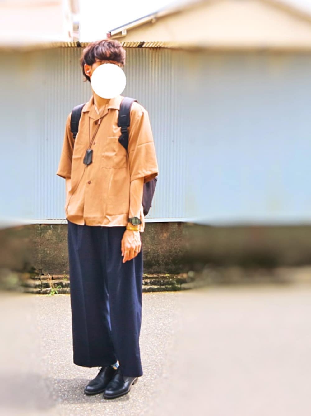 「雰囲気、夏コーデ、カジュアル、開襟シャツ、ワイドパンツ、革靴、KOMONO.、社畜の休日、おーはしレコード、おしゃれさんと繋がりたい」｜「HAREのサテンカイキンシャツ(HARE)（シャツ/ブラウス、ベージュ系）」を使った、おーはしくんさん（メンズ・173cm）の夏コーディネートの1枚目の写真
