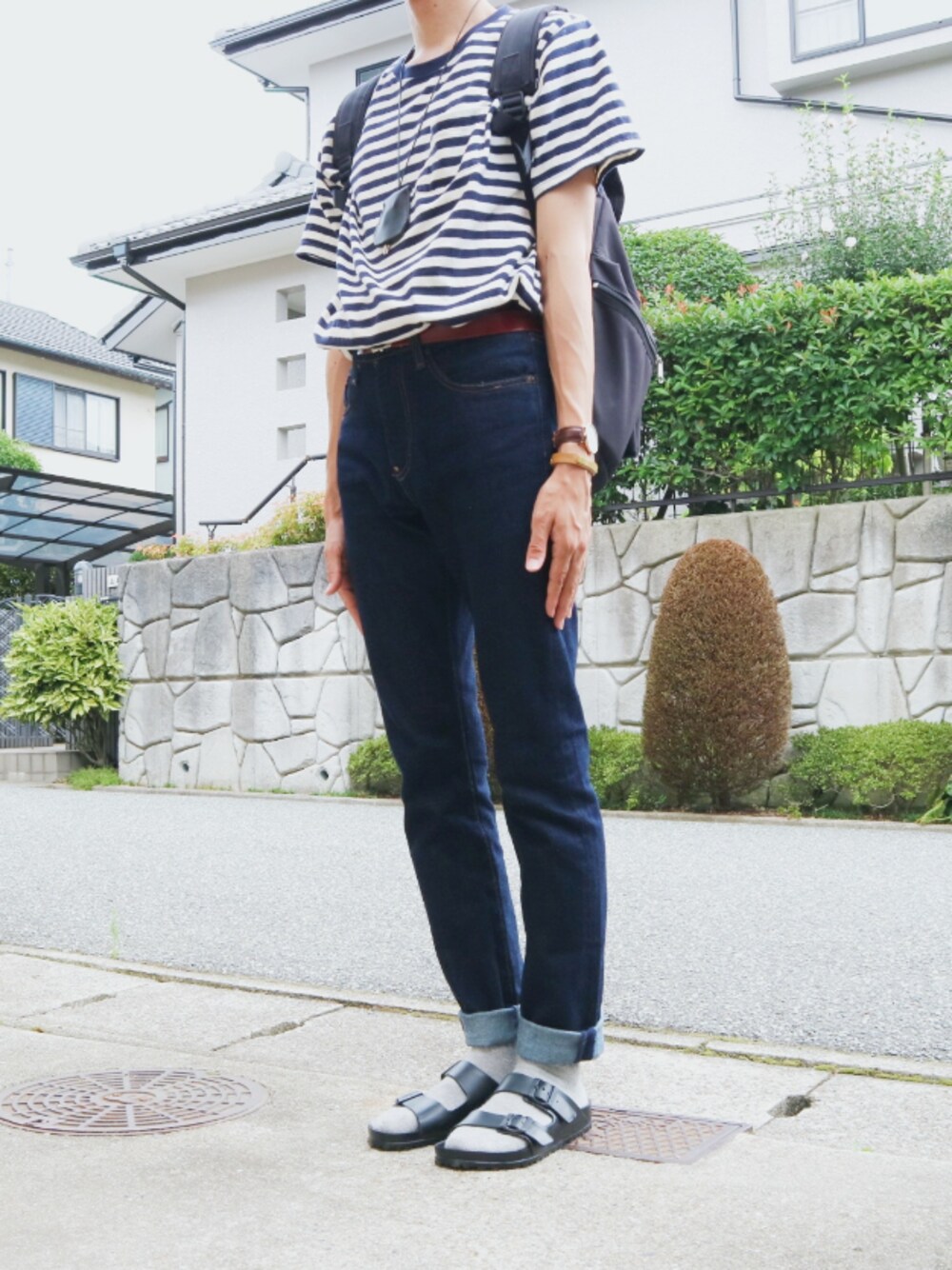 「シンプル、Tシャツ、バックパック、birkenstock、サンダル、夏が終わる前に、おしゃれさんと繋がりたい、タックイン、RUSH BALLはよ、おーはしレコード」｜「FRUIT OF THE LOOMの【FRUITOFTHELOOM/フルーツオブザルーム】別注2パックポケットT(2枚組)（Tシャツ/カットソー、ホワイト系）」を使った、おーはしくんさん（メンズ・173cm）の夏コーディネートの1枚目の写真