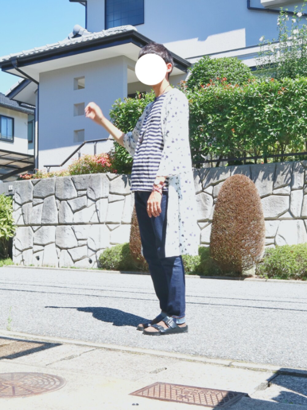 「秋コーデ、オトナカジュアル、やと勝手に決めた、ガウン、ジーンズ、birkenstock、デブじゃない、ご飯の上に魚が乗ってるから寿司は神、ご飯の上にお肉が乗っている寿司は仏、おーはしレコード」｜「THE SHOP TK のジョーゼットフラワーガウン（ワンピース、ホワイト系）」を使った、おーはしくんさん（メンズ・173cm）の夏コーディネートの1枚目の写真