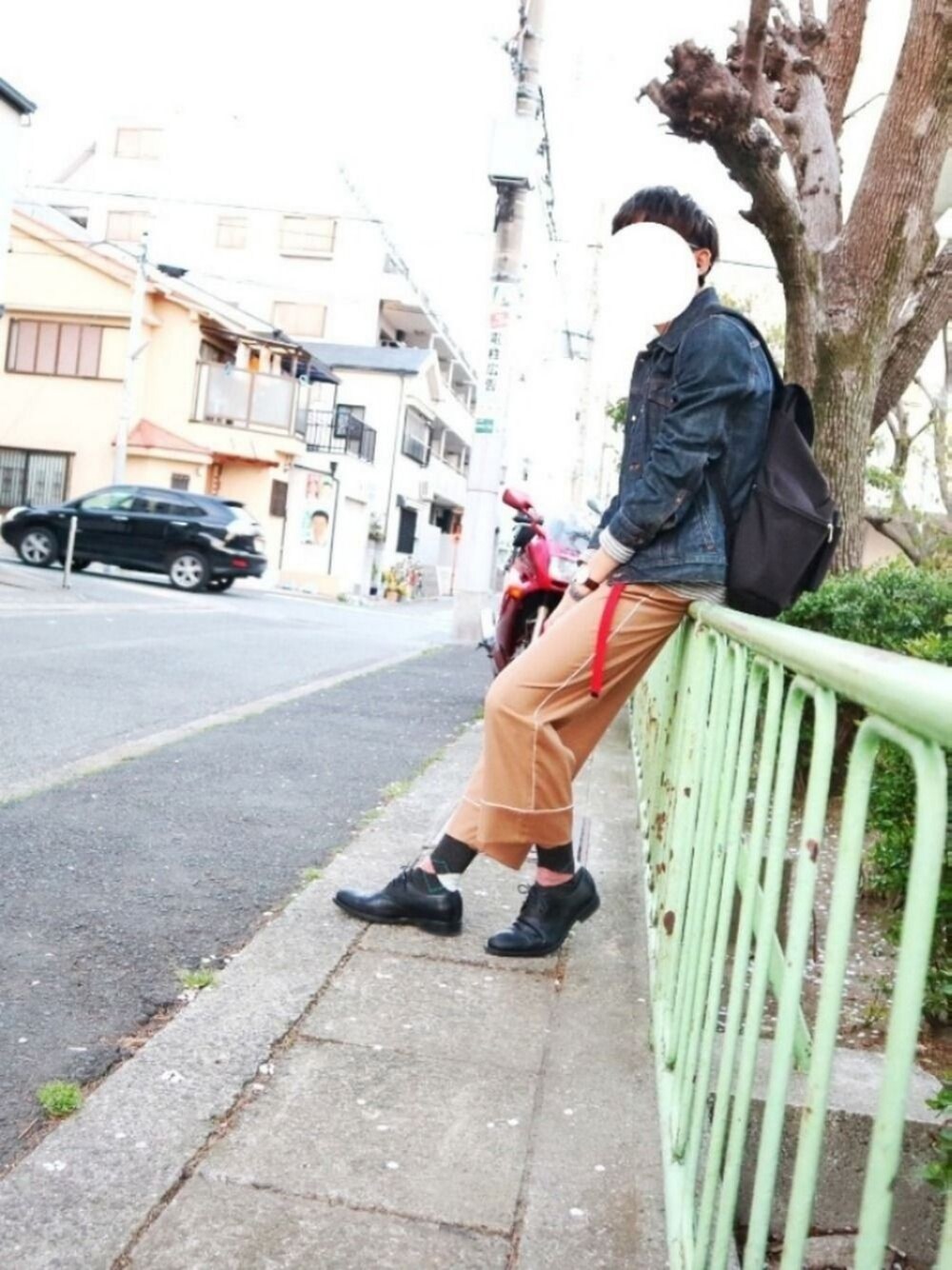 ブルー系のデニムジャケット、グレー系のTシャツ/カットソー、ブラック系のバックパック/リュックを着用したメンズの春コーディネートの1枚目の写真