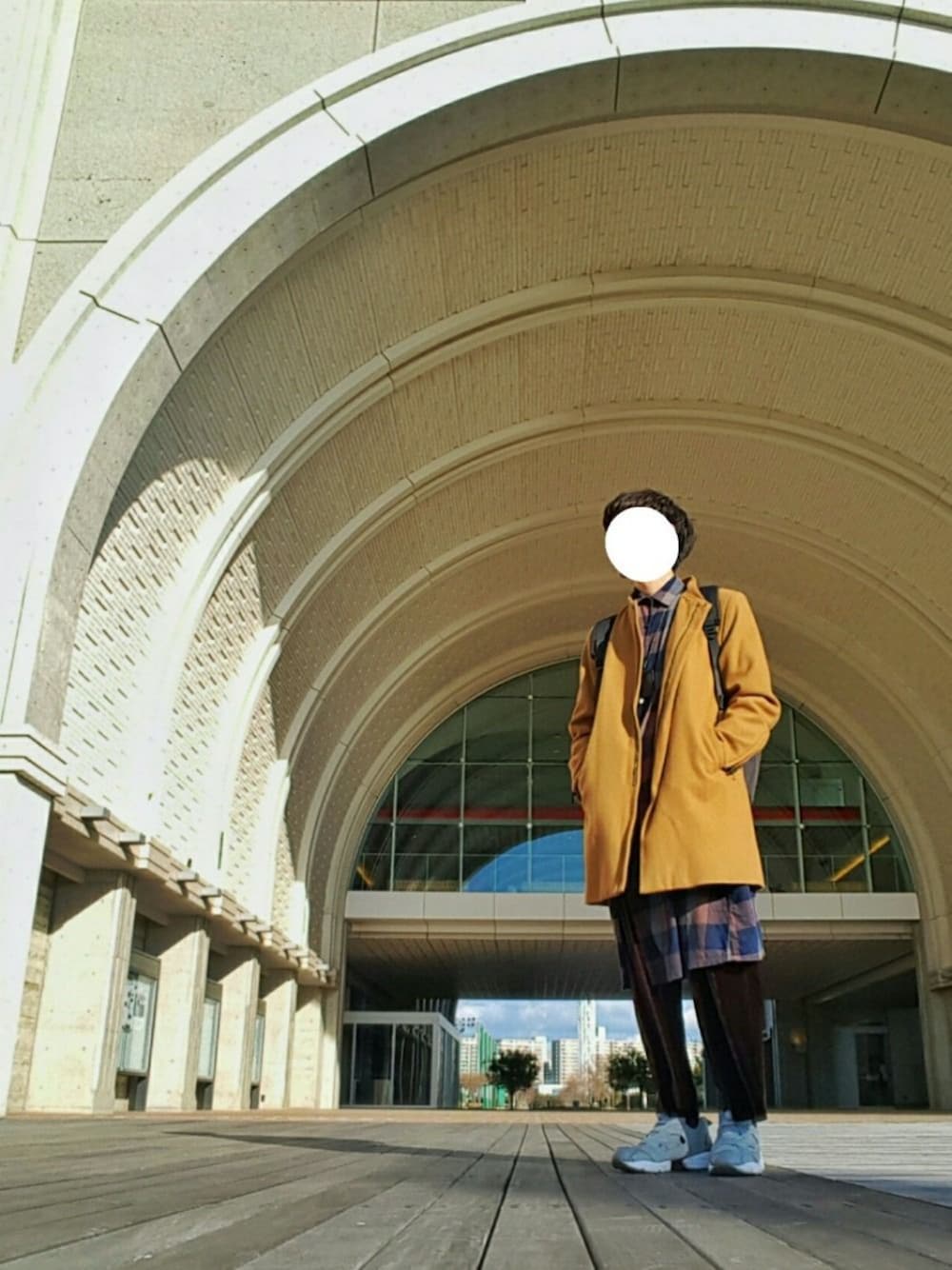 「大学生風、ユニクロ、カジュアルコーデ、チョコ色、ベロア、チョコ0個ディスコ、冷蔵庫には山のようなチョコが(実費)、このまま結婚できずに死ぬ、おーはしレコード、UR20th_SOP」｜「CIAOPANICの【Ciaopanic】　メルトンリブロングコート（その他アウター、イエロー系）」を使った、おーはしくんさん（メンズ・173cm）の冬コーディネートの1枚目の写真