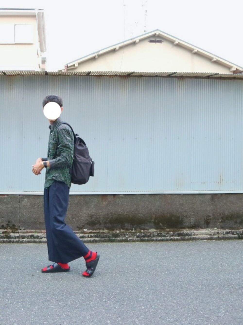 「STINGRAY、秋のコーデ、シンプル、キレイめ、ワイドパンツ、挿し色、明日から屋久島、雨予報、日頃の行いが悪い、いやそんなことは…、おーはしレコード」｜「WHO'S WHO galleryのシャーリングドットシャツ（シャツ/ブラウス、ブラック系）」を使った、おーはしくんさん（メンズ・173cm）の秋コーディネートの1枚目の写真