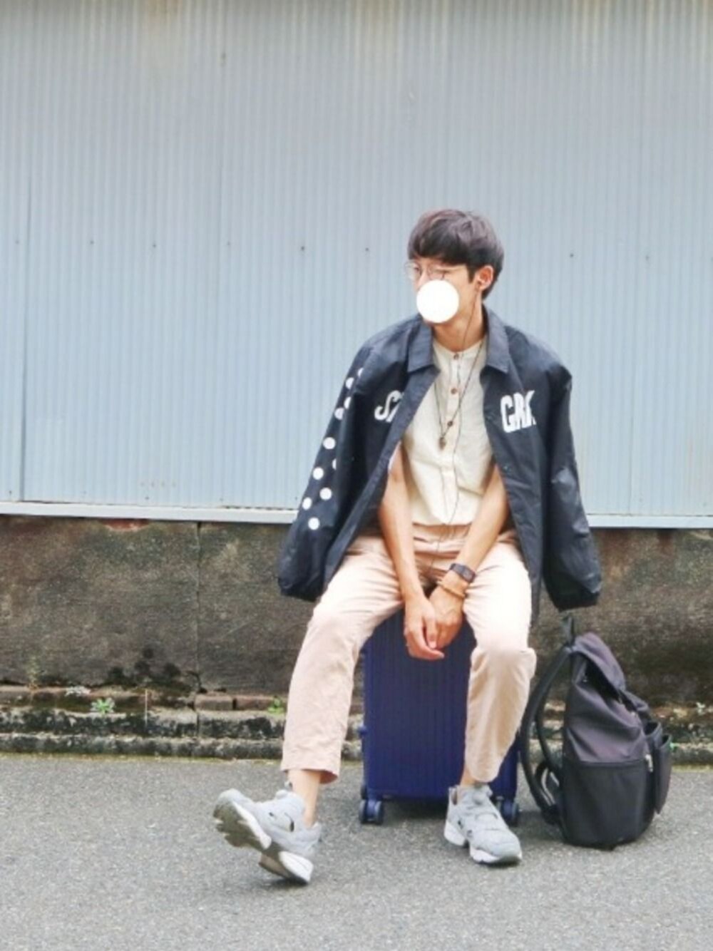 「秋コーデ、スニーカー、コーチジャケット、STINGRAY、reebok、旅行楽しんでます、てかライブか、indigo la End、BUMP OF CHICKEN、おーはしレコード」｜「STINGRAYのCoach Jacket (volume 7ver.)（ナイロンジャケット、ブラック系）」を使った、おーはしくんさん（メンズ・173cm）の秋コーディネートの1枚目の写真