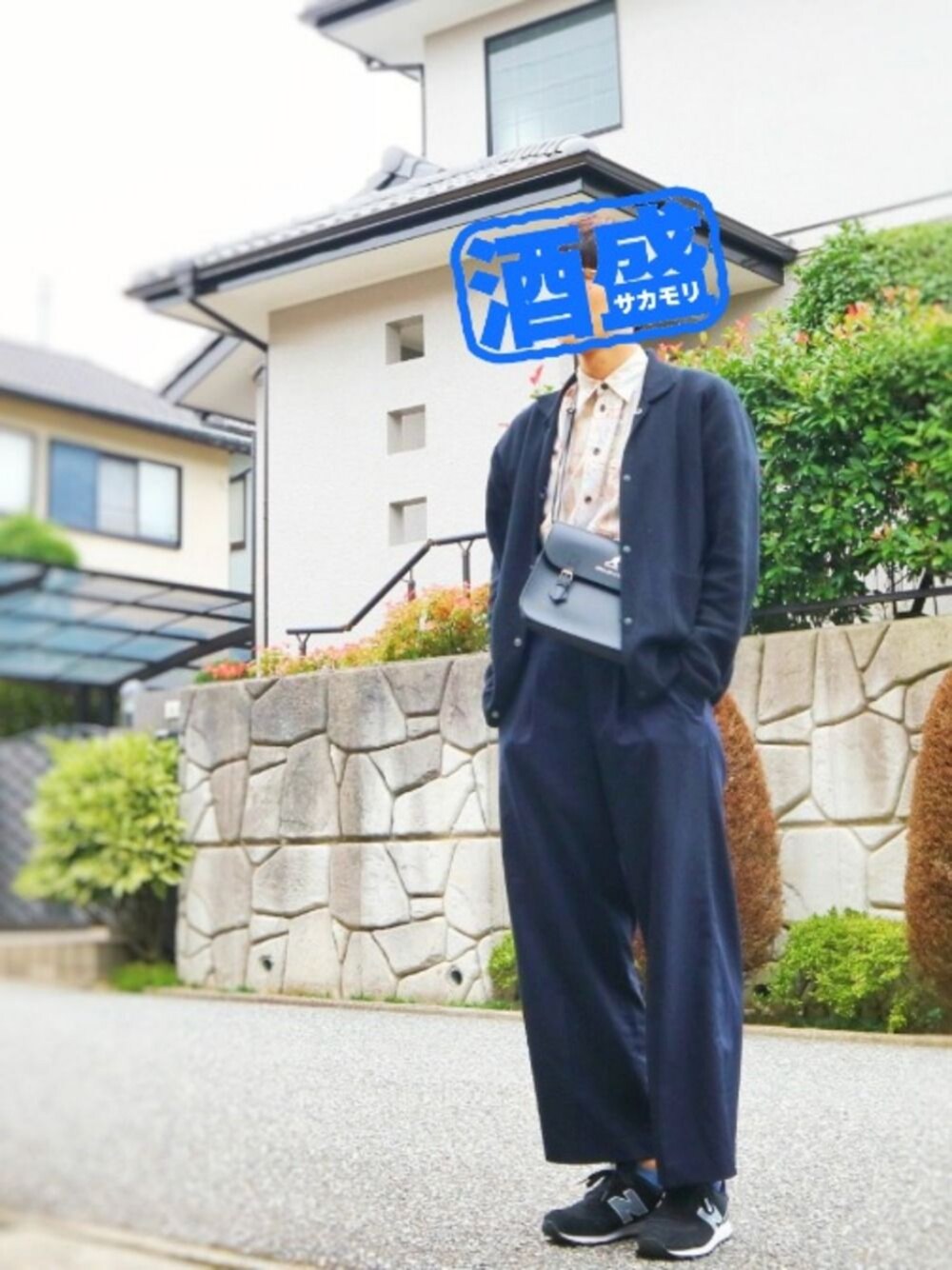 「秋のコーデ、シンプルコーデ、キレイめ、ワイドパンツ、サッチェルバッグ、突然の熱盛ブーム、やることが子供じみてる、アラサー、このまま結婚できずに死ぬ、おーはしレコード」｜「KANGOLのサッチェルバッグ（メッセンジャーバッグ、ブラック系）」を使った、おーはしくんさん（メンズ・173cm）の秋コーディネートの1枚目の写真
