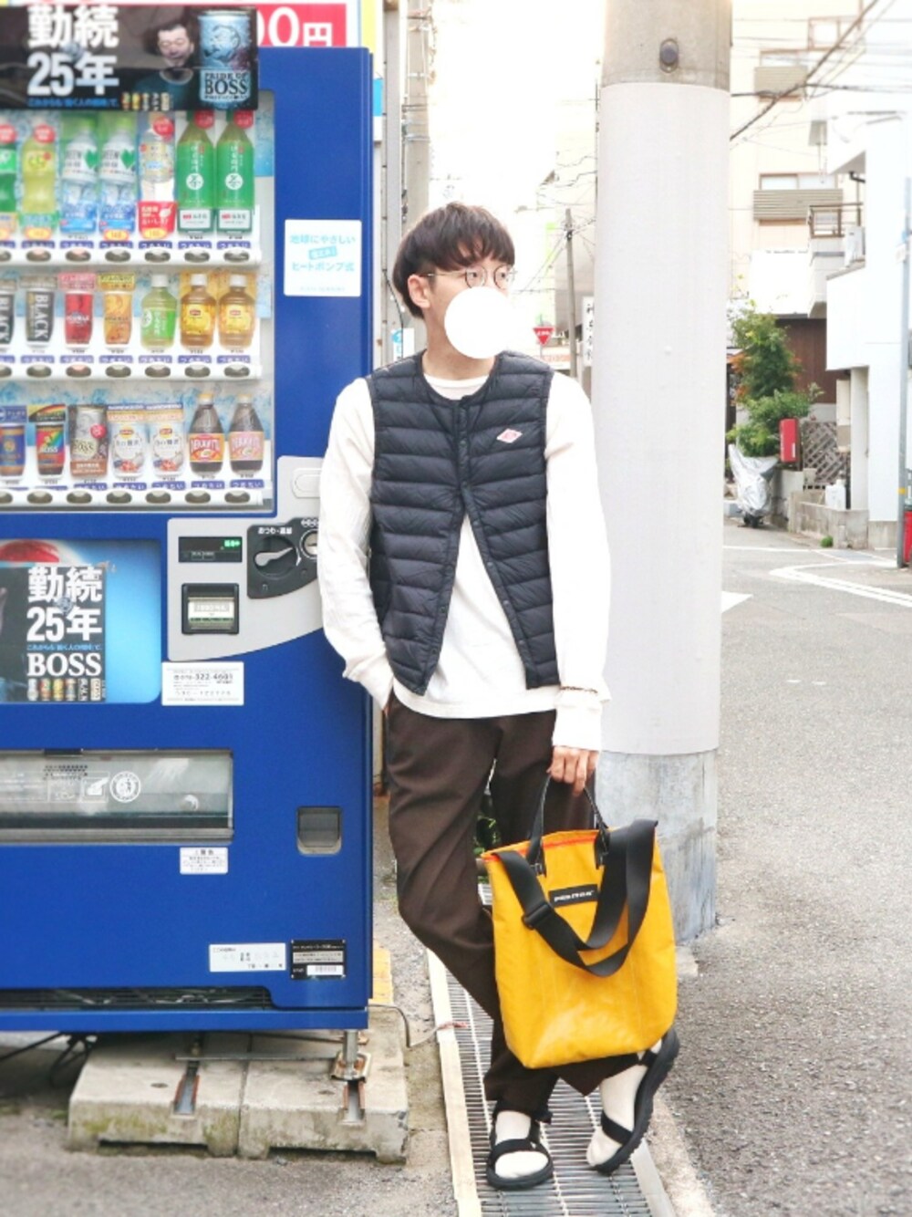 「ゆるコーデ、休日スタイル、オーバーサイズ、カジュアル、ラフ、Danton、ダウンベスト、みんな人生色々進んでて嫉妬←、このまま結婚できずに死ぬ、おーはしレコード」｜「FREITAGの2way トートバッグ（トートバッグ、イエロー系）」を使った、おーはしくんさん（メンズ・173cm）の秋コーディネートの1枚目の写真