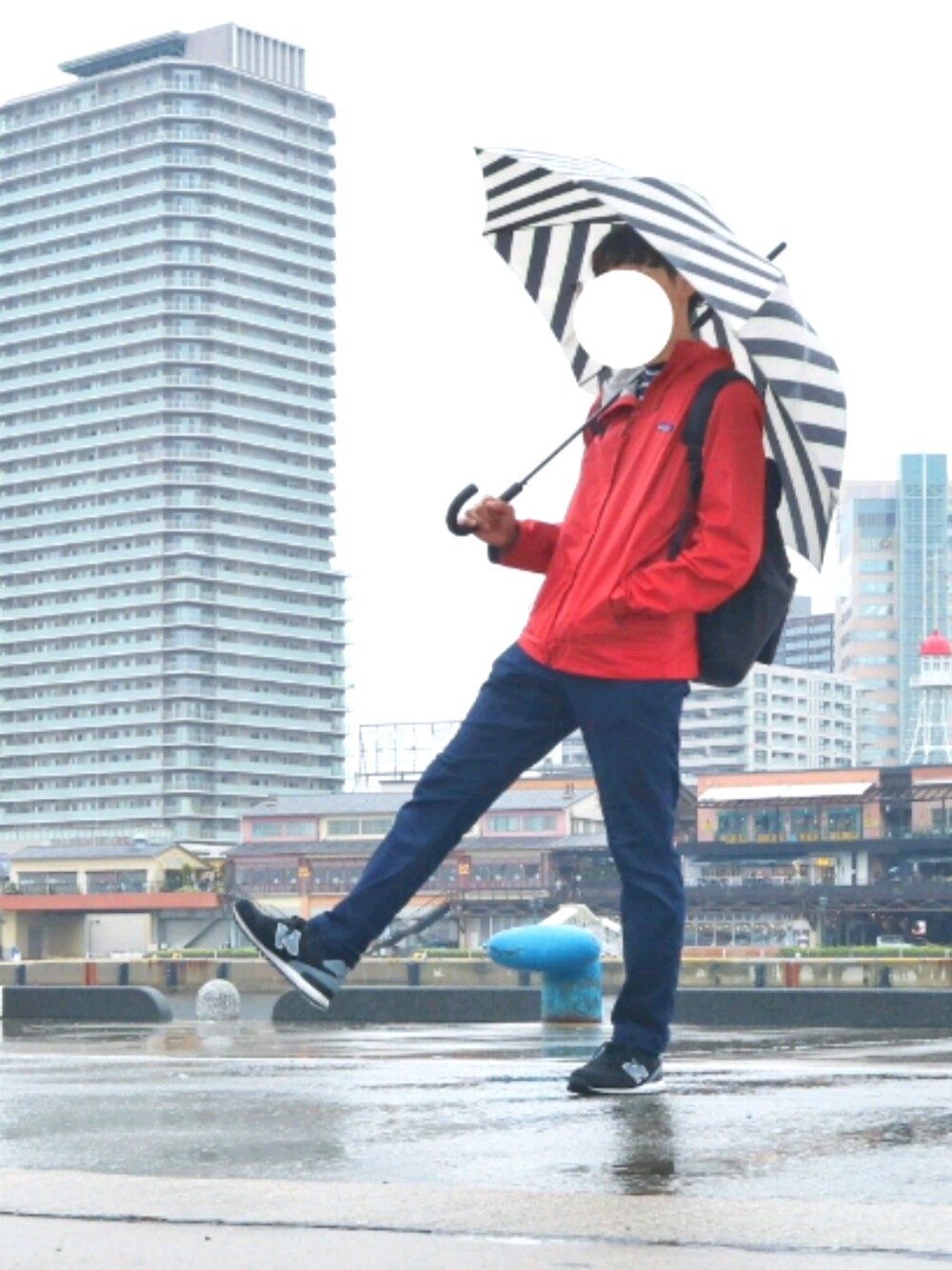 「雨の日コーデ、傘、秋、マウンテンパーカー、patagonia、デニムパンツ、guramicci、なんだかスポーティー、なんだかアクティビィティー、おーはしレコード」｜「patagoniaのパタゴニア/ メンズ・トレントシェル・ジャケット（マウンテンパーカー、レッド系）」を使った、おーはしくんさん（メンズ・173cm）の秋コーディネートの1枚目の写真