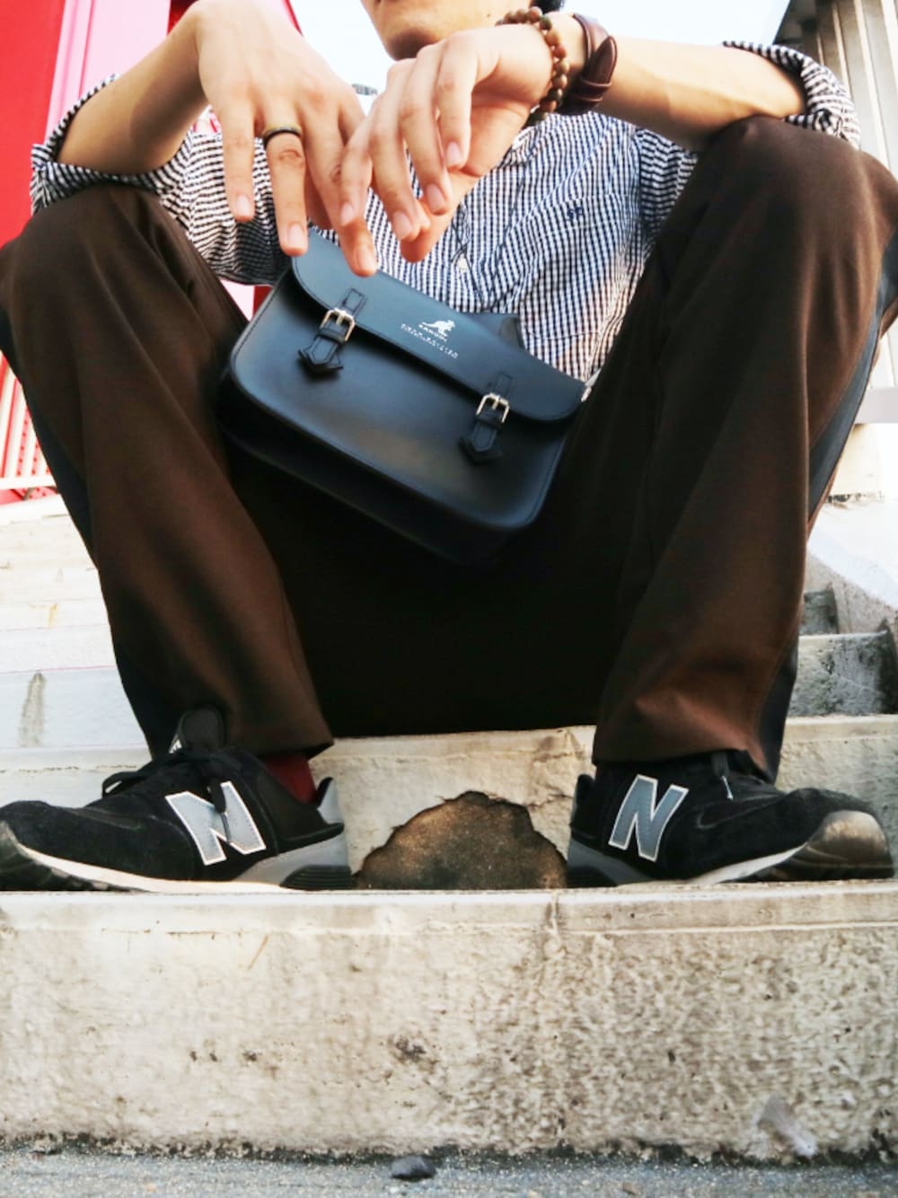 「秋コーデ、サッチェルバッグ、Daniel Wellington、ラインパンツ、神前式、砥峰高原、港都KOBE芸術祭、お洒落さんとつながりたい、カメラ、おーはしレコード」｜「NEW BALANCEのNew Balance ML574（スニーカー、ブラック系）」を使った、おーはしくんさん（メンズ・173cm）の秋コーディネートの1枚目の写真