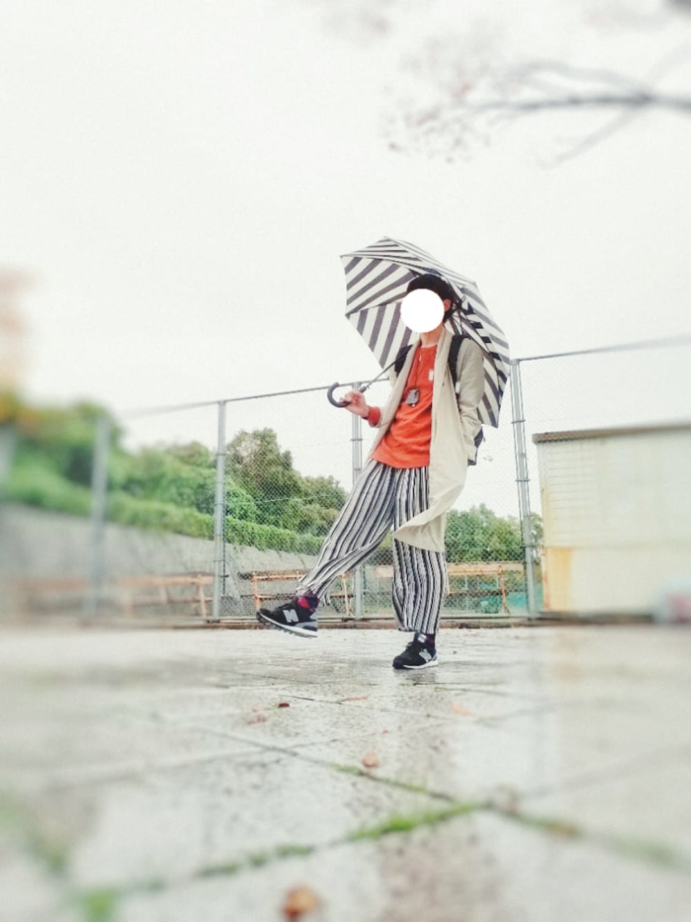 「秋、シンプルコーデ、ステンカラーコート、ワイドパンツ、ストライプパンツ、傘」｜「URBAN RESEARCH DOORSのDOORS ワッフルロングスリーブTシャツ（Tシャツ/カットソー、ブラウン系）」を使った、おーはしくんさん（メンズ・173cm）の秋コーディネートの1枚目の写真