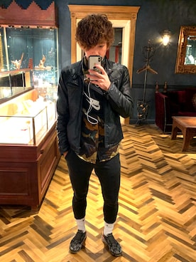 「スニーカー男子」｜「アイテム（ライダースジャケット）」を使った、りょへさん（メンズ・175cm）の冬コーディネート