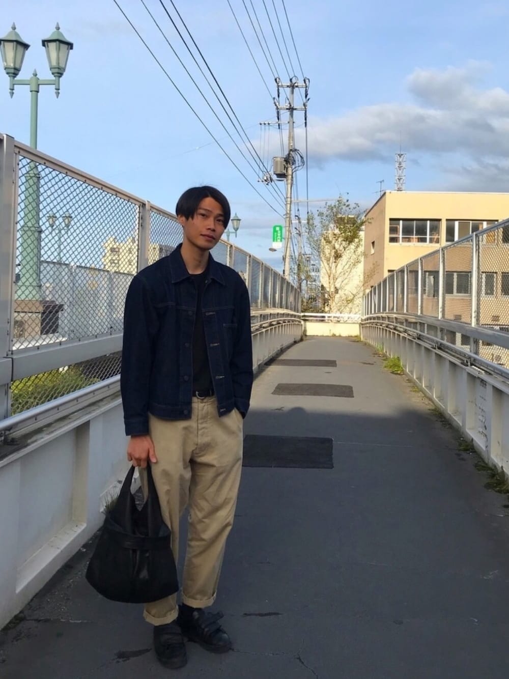 「デニムジャケット、DOUBLEFOOTWEAR、MAISON KITSUNE、YAECA、チノパン、REN、秋コーデ、UNIQLO U、小樽」｜「UNIQLOのアイテム（デニムジャケット、ブルー系）」を使った、kooooottaさん（メンズ・180cm）の秋コーディネートの1枚目の写真
