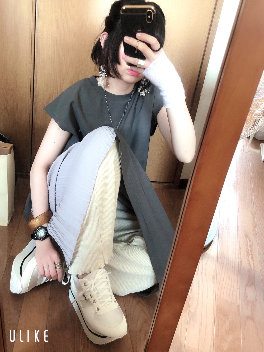 「ラクチンコーデ、大人カジュアル、w closet、スニーカー、お仕事コーデ」｜「w closetのスリットプリーツワンピース（ワンピース、グレー系）」を使った、momoさん（レディース・157cm）の夏コーディネートの1枚目の写真