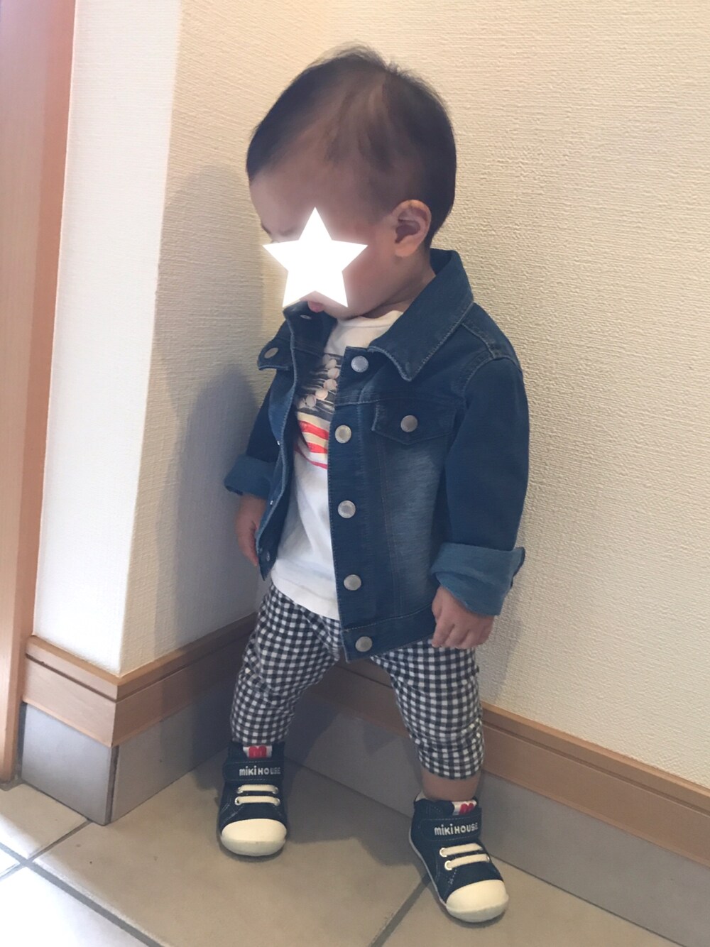 ブルー系のデニムジャケット、ホワイト系のTシャツ/カットソー、ブラック系のその他パンツを着用したキッズの秋コーディネートの1枚目の写真