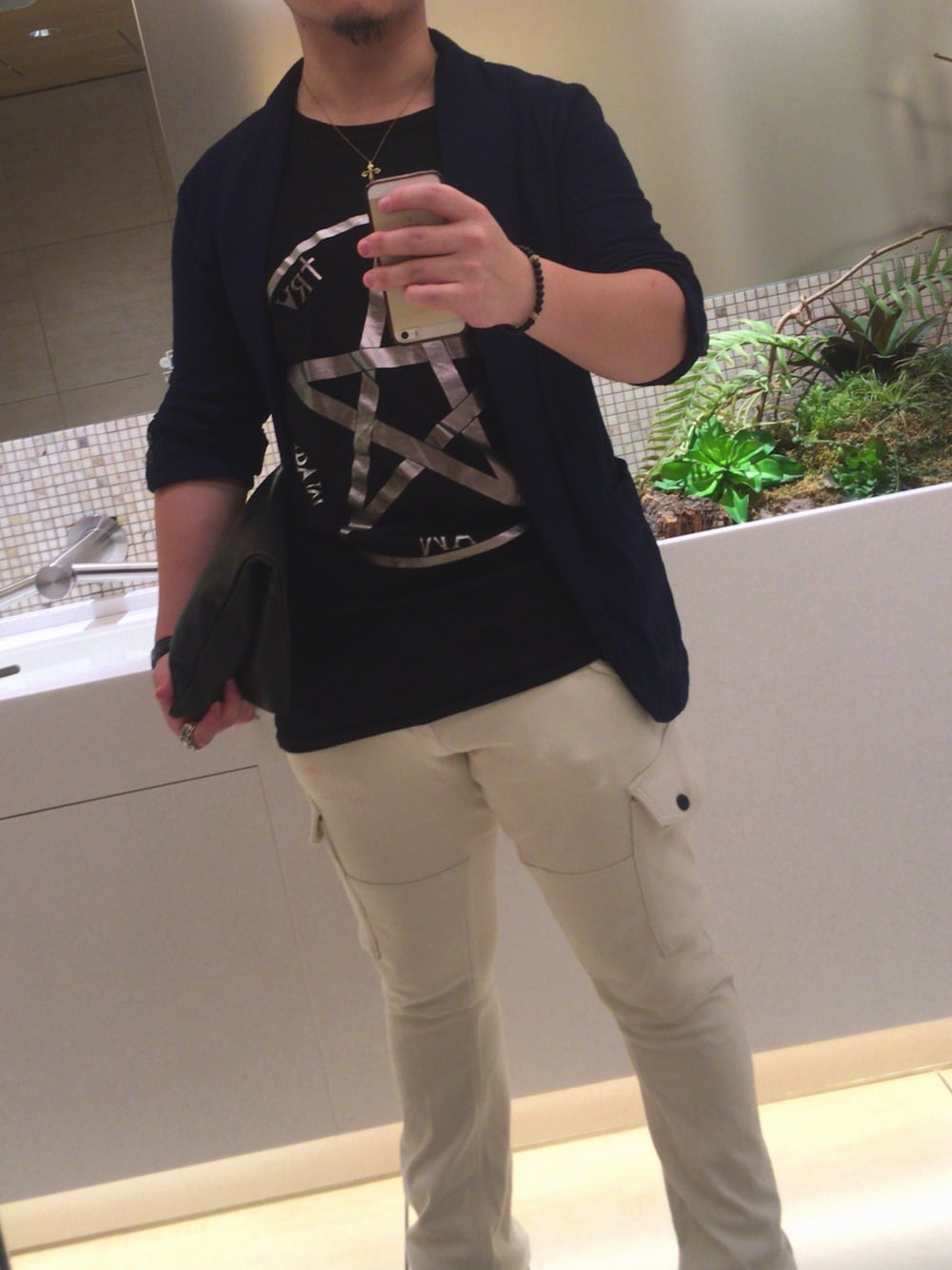 「NO ID.、ZARA」｜「NO ID.のアイテム（Tシャツ/カットソー、ブラック系）」を使った、AnToshi あんとしさん（メンズ・164cm）の春コーディネートの1枚目の写真