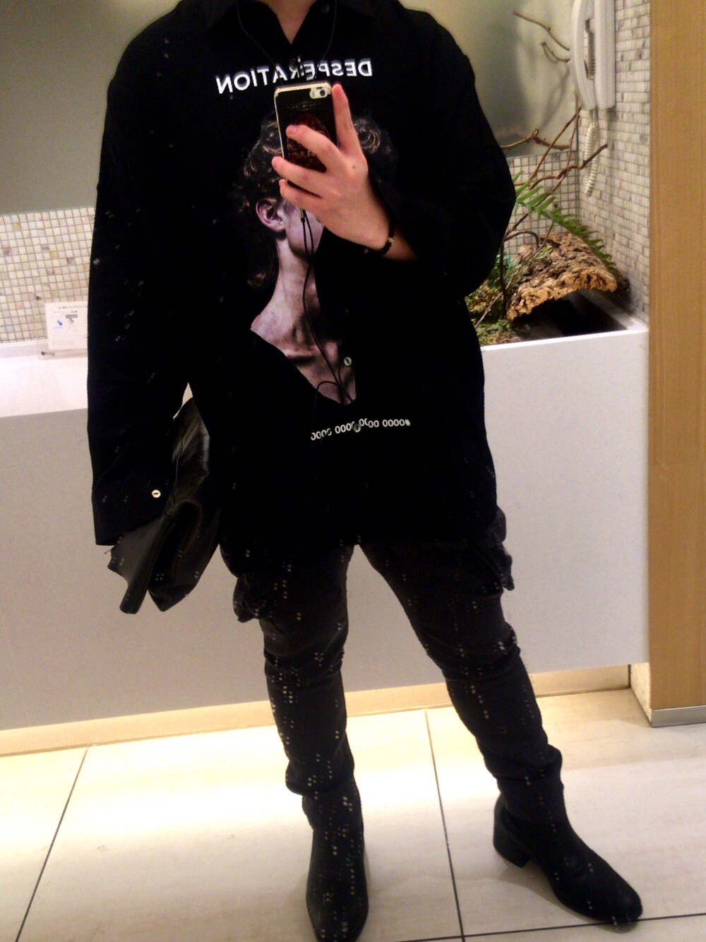 「SHAREEF、MA_JULIUS、julius_7」｜「SHAREEFの"FACE"  BIG SHIRTS（シャツ/ブラウス、ブラック系）」を使った、AnToshi あんとしさん（メンズ・164cm）の春コーディネートの1枚目の写真