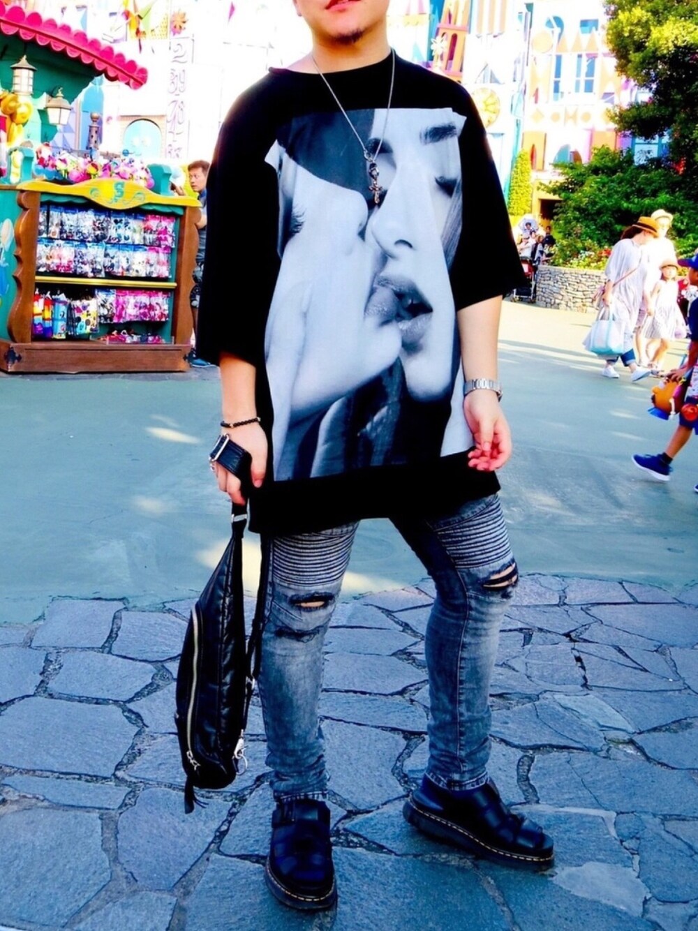 「Dr.Martens、U.R.G.E.、Calvin Klein、ZARA、Diesel、DEAL DESIGN、CASIO」｜「U.R.G.E.のアイテム（Tシャツ/カットソー、ブラック系）」を使った、AnToshi あんとしさん（メンズ・164cm）の夏コーディネートの1枚目の写真