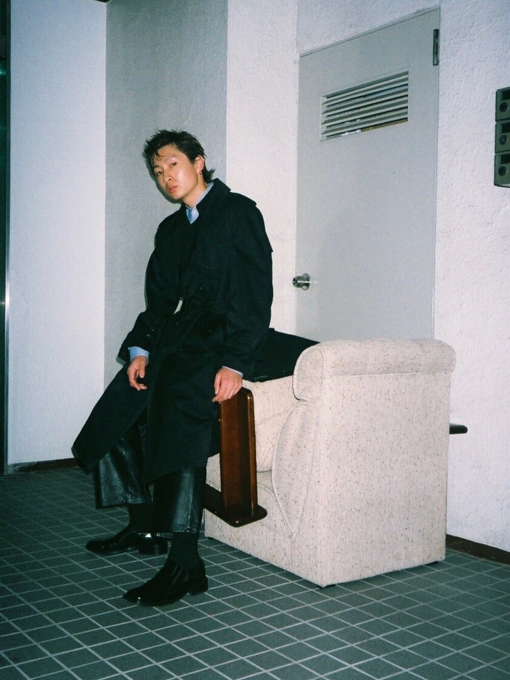 「ショルダーパッド、トレンチコート、black、シャツスタイル、レザーパンツ、スクエアトゥ、オーバーサイズ、ビッグシルエット」｜「RALPH LAURENのアイテム（パンツ、ブラック系）」を使った、Cakkiさん（メンズ・175cm）の秋コーディネートの1枚目の写真