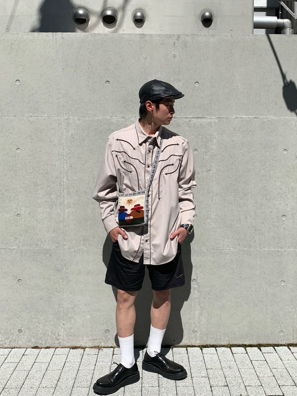 「春コーデ、古着、ストリート、ブラック、黒、古着MIX、ウエスタンシャツ、ナイキ、NIKE、KIDS LOVE GAITE」｜「schottのSchott/ショット/HUNTING COWHIDE 1900/ハンチング（ハンチング/ベレー帽、ブラック系）」を使った、Cakkiさん（メンズ・175cm）の春コーディネートの1枚目の写真