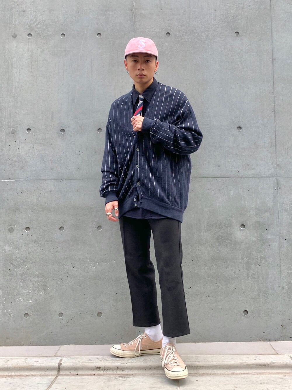 「秋のコーデ、お洒落さんとつながりたい、オトナカジュアル、スニーカーコーデ、カーディガン、キャップ、シュプリーム、converse、CT70s、ネクタイ」｜「Supreme のアイテム（キャップ、ピンク系）」を使った、Cakkiさん（メンズ・175cm）の秋コーディネートの1枚目の写真