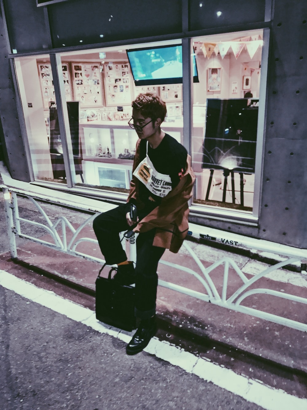 「brand ?のアイテム（その他アウター、ブラウン系）」を使った、Omi Kaitoさん（メンズ・180cm）の春コーディネートの1枚目の写真